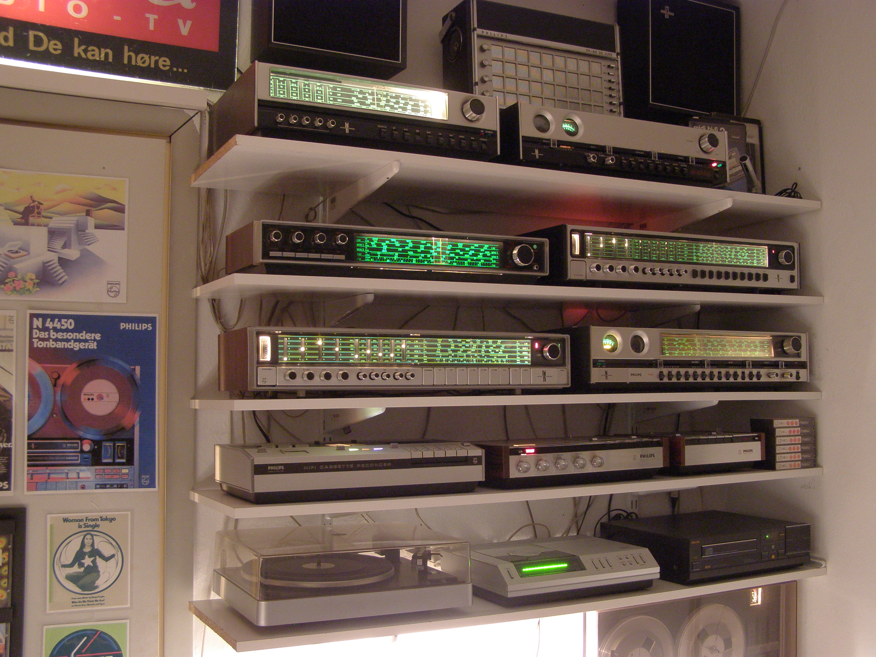 Her er Philips-afdelingen i min samling af gamle radioer.....